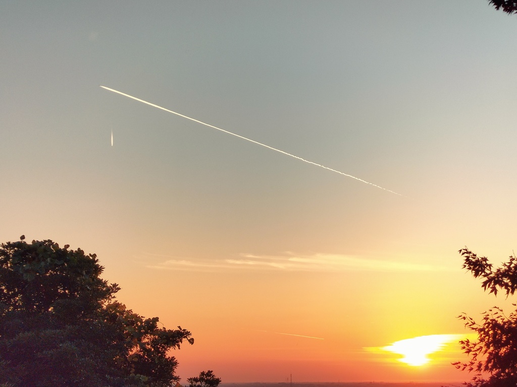 夕方の飛行機雲