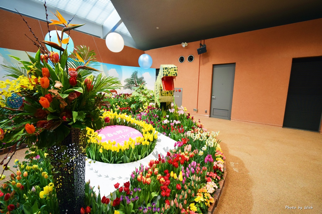 多彩な飾りの室内展示