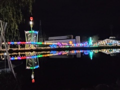 水面に映る彩り