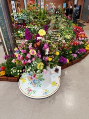 ティーカップのフラワーアレンジメント