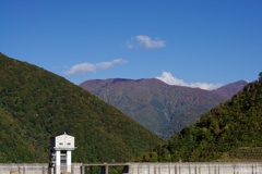 色付く山
