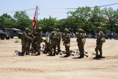 連隊旗と共に
