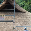 茅葺屋根の葺き替え作業