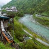 駅を出る黒部トロッコ電車