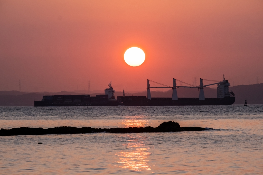 夜明けの浦賀水道