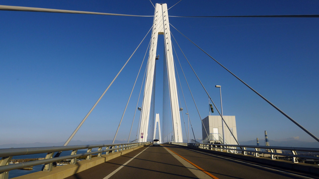 立山連峰秋の冠雪と新湊大橋4