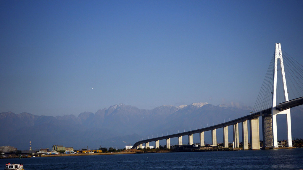 立山連峰秋の冠雪と新湊大橋2