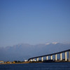 立山連峰秋の冠雪と新湊大橋2