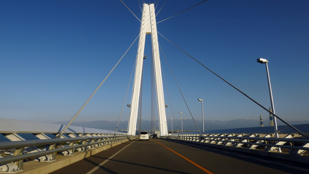 立山連峰秋の冠雪と新湊大橋5