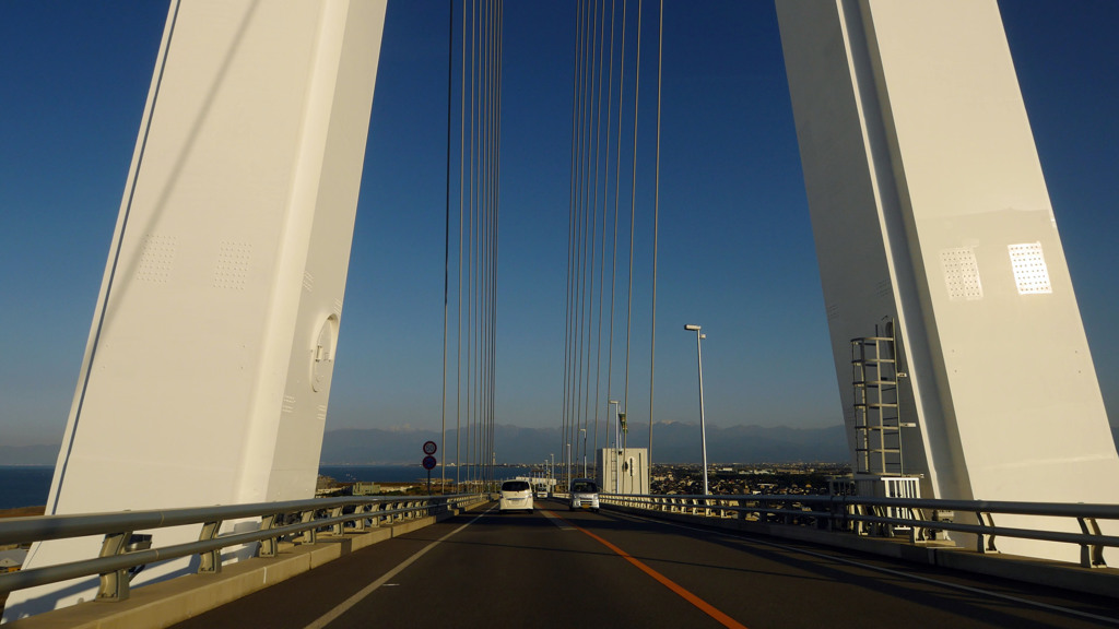 立山連峰秋の冠雪と新湊大橋6