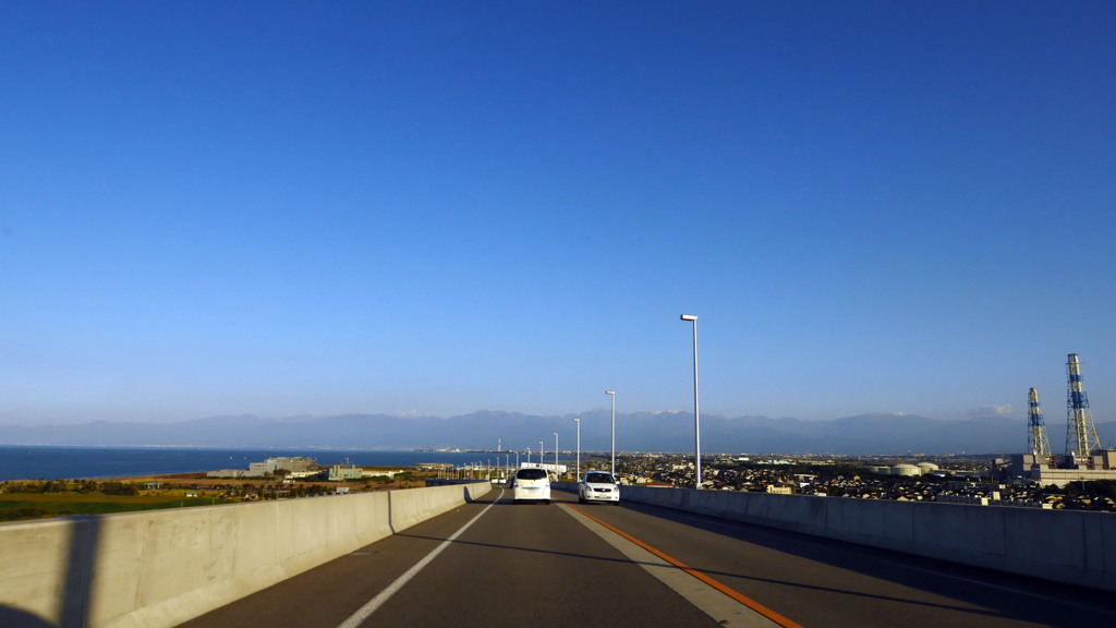 立山連峰秋の冠雪と新湊大橋9