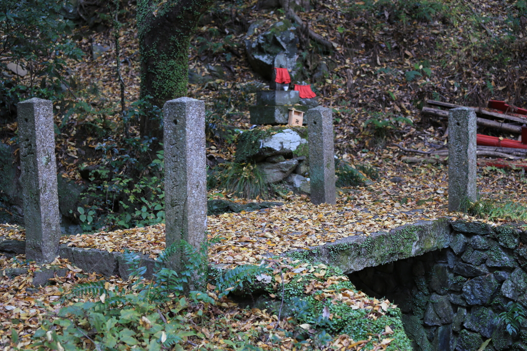 落葉の石橋