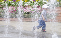 噴水を駆け抜ける少年