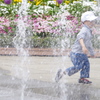 噴水を駆け抜ける少年