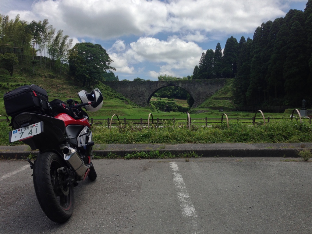 バイクと通潤橋