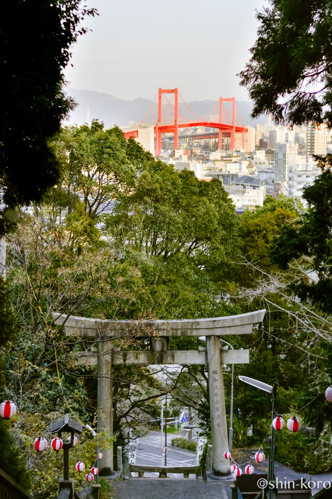 白山神社から望む若戸大橋