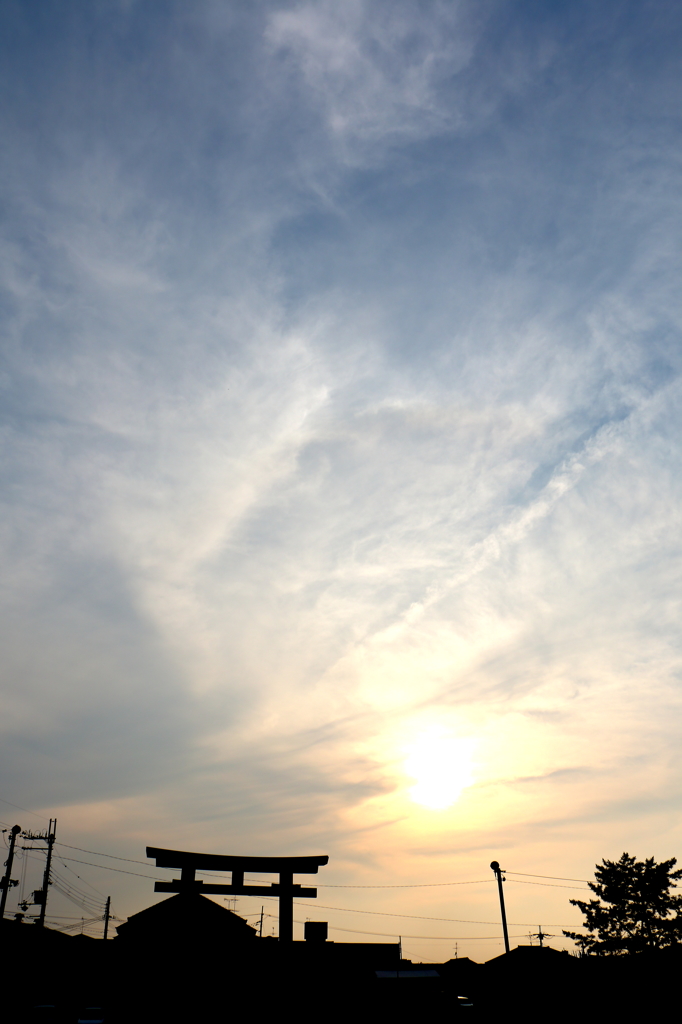 鳥居のある町の夕暮れ