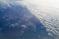 世界の機窓から　雲の切れ間