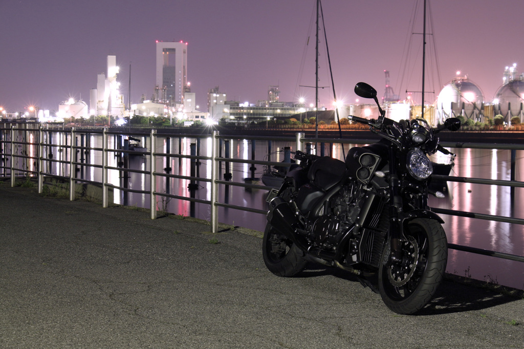 バイクと工場夜景２