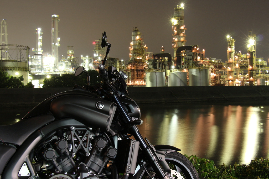 バイクと工場夜景3