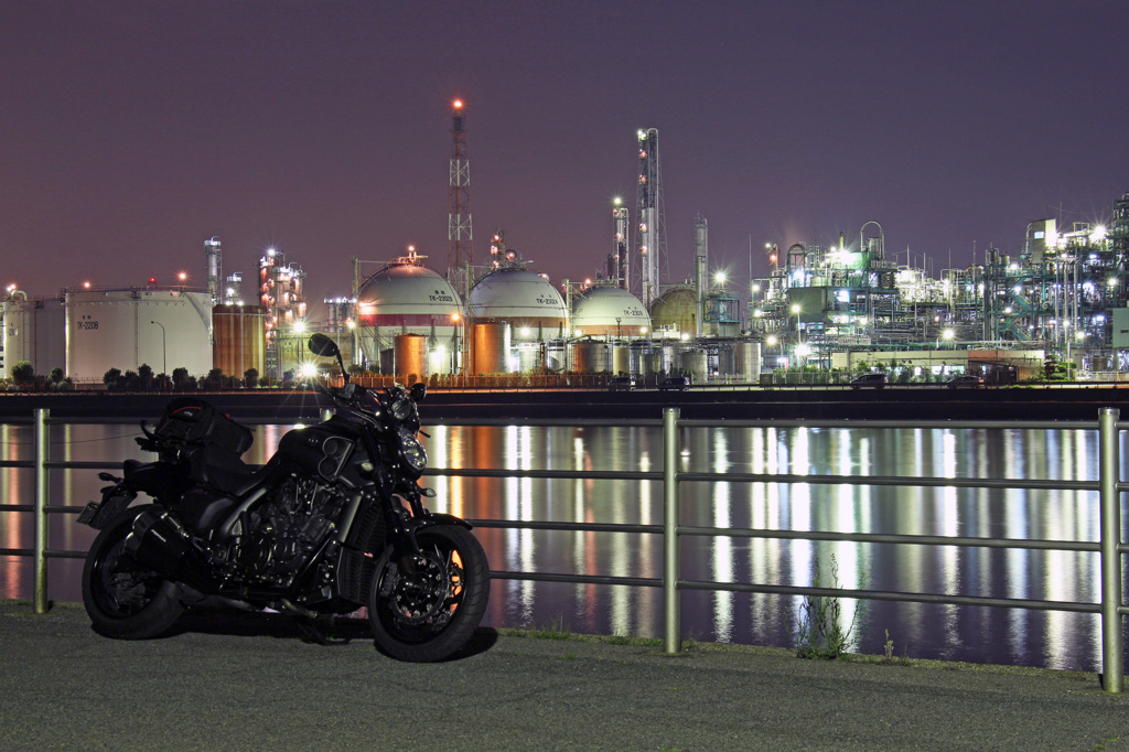 バイクと工場夜景