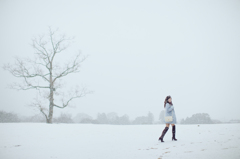 突然の雪の中で大はしゃぎ