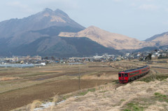 由布岳と特急「ゆふ」