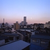 月と横浜ランドマークタワー