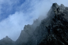 霧にけむる岩稜