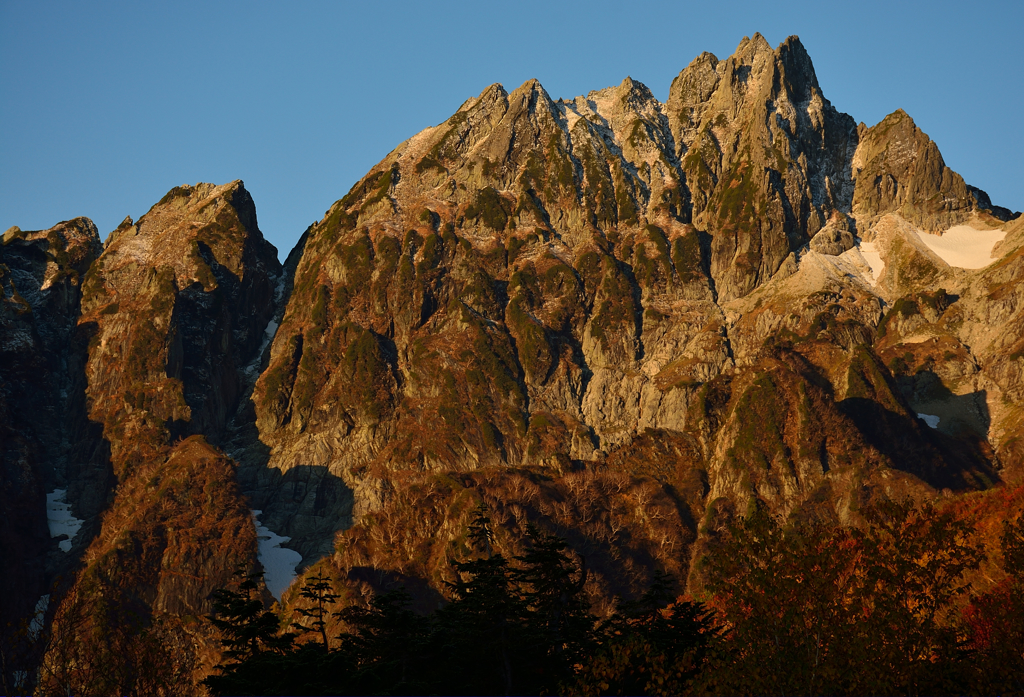 朝日に映える八ツ峰