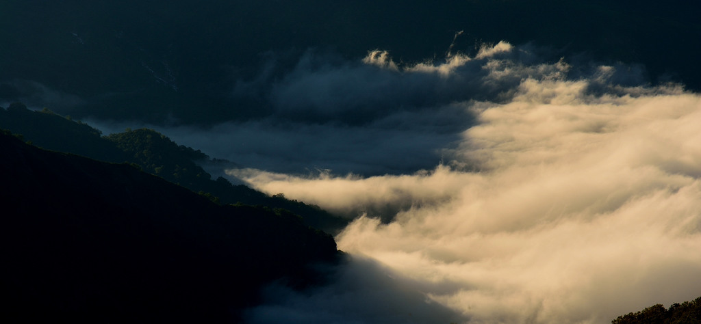 谷間の雲