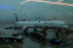 雨降る。飛行機昇る。