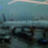 雨降る。飛行機昇る。