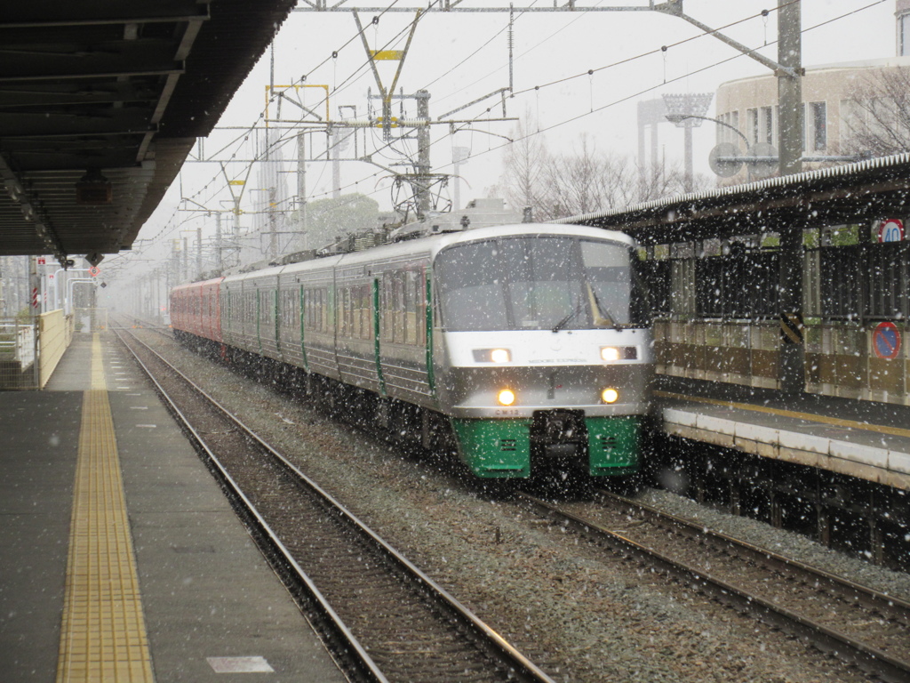 JR九州春日駅にて　雪の中の通過①