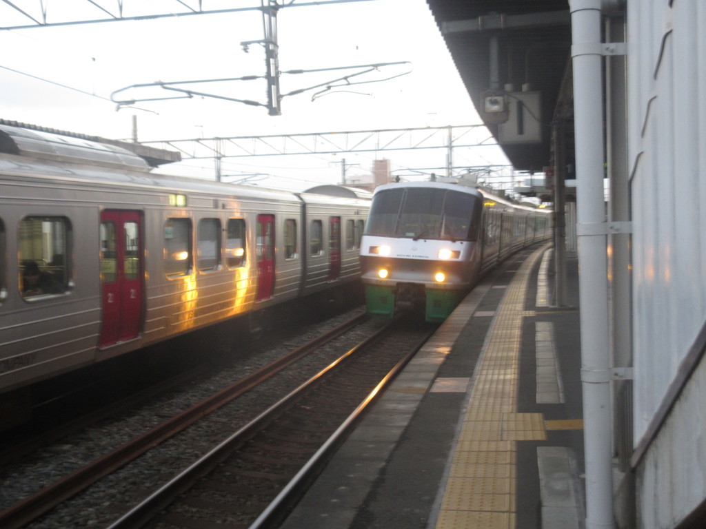 813系の隣を通過する783系みどり