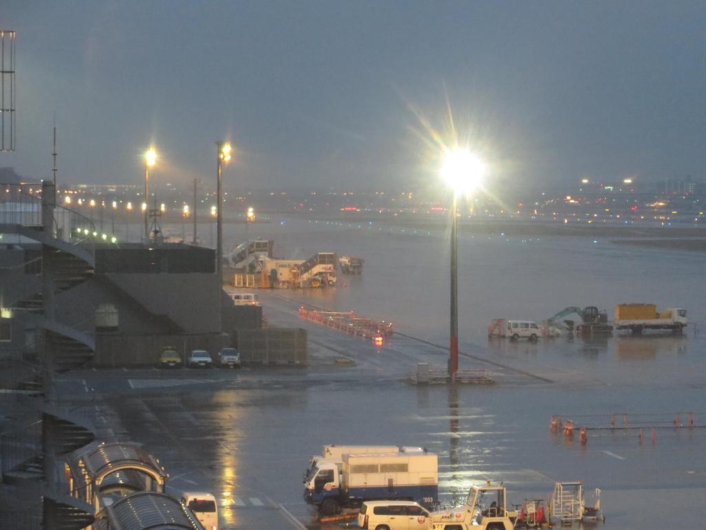 雨の日の福岡空港の夜景