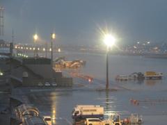 雨の日の福岡空港の夜景