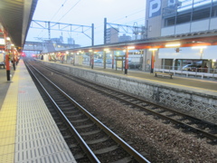 朝方の駅のホーム　②