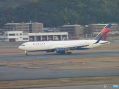 DELTA B767到着