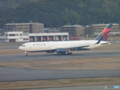 DELTA B767到着