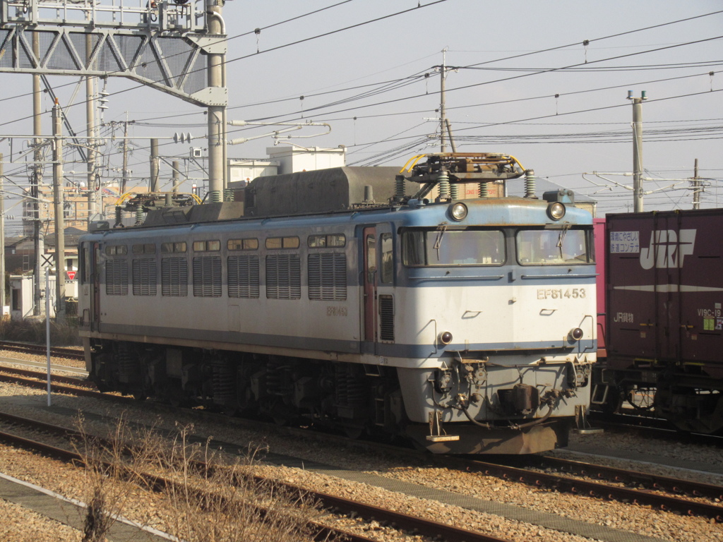EF81-453機関車の待機