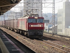 下関駅にてEF500貨物の通過