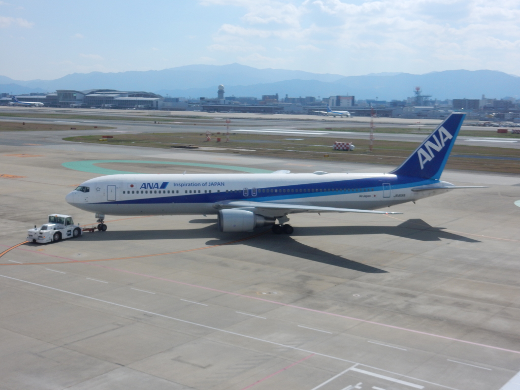 ANA  B767-300ERの出発　福岡空港にて　②