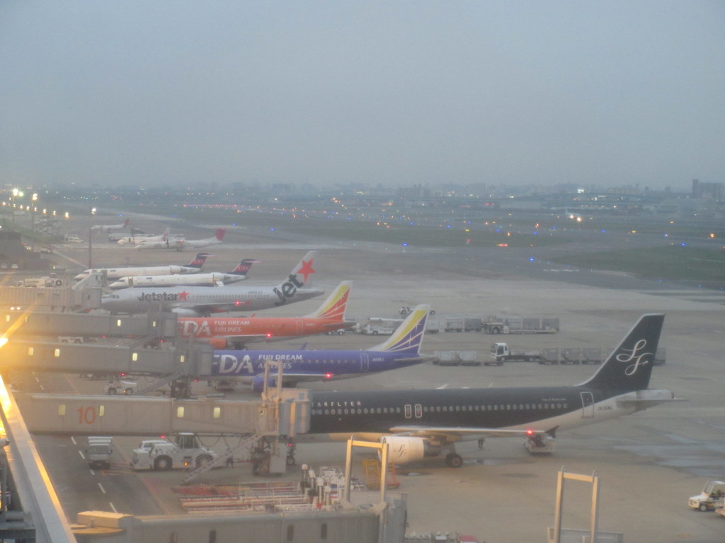 夜の空港にて①