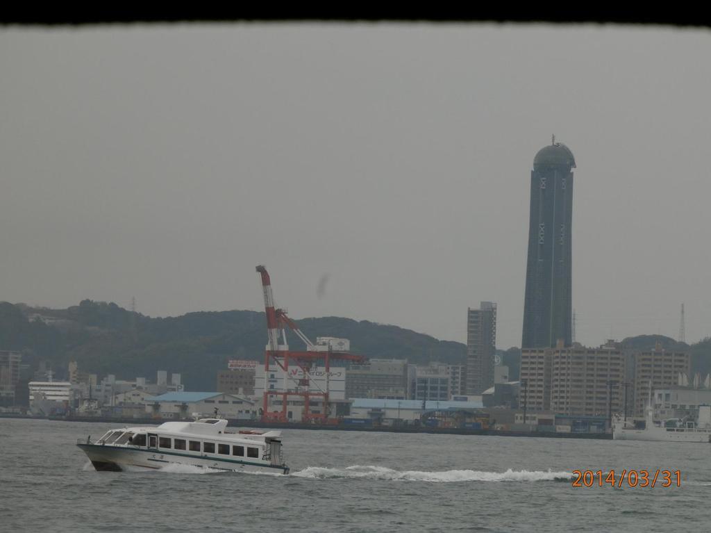 門司港から見る下関海峡ゆめタワー