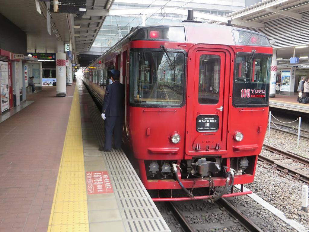 キハ１８５系ゆふ出発