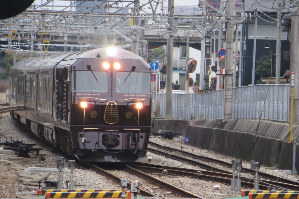 南福岡駅を通過する七つ星in九州①