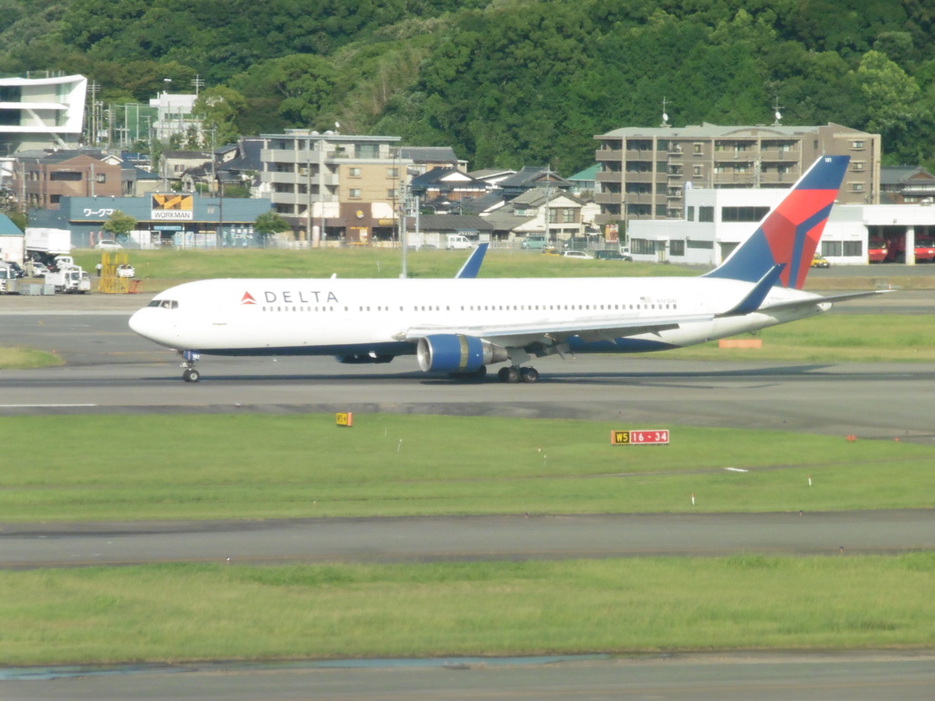 DELTA　B767-300　N181DN着陸