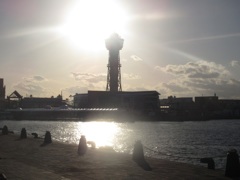 夕日に照らされた博多港
