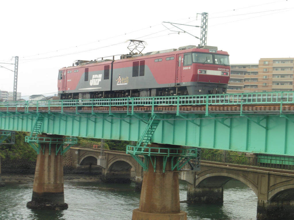 橋梁を通過するEH500-46機関車③